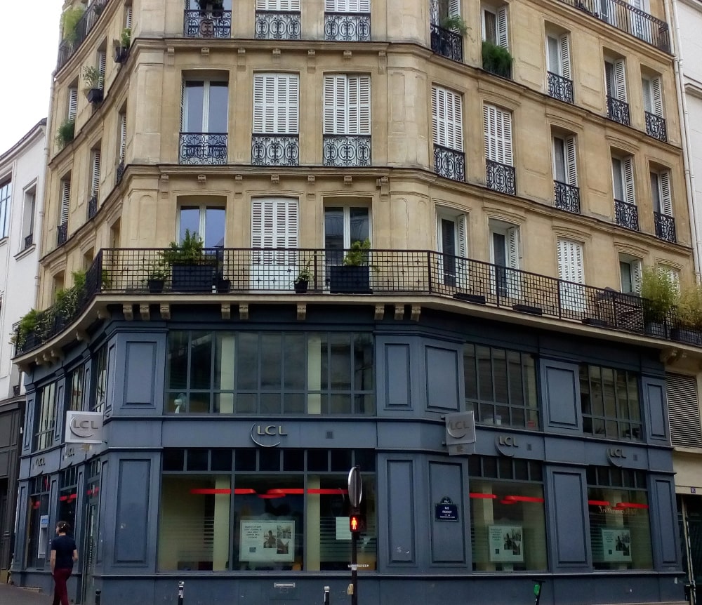 The LCL bank in Place Pigalle Montmartre used to be the Rat Mort (Dead Rat) café. It was one of two artistic cafés on Place Pigalle, the other being the Nouvelle Athènes (New Athens) café.