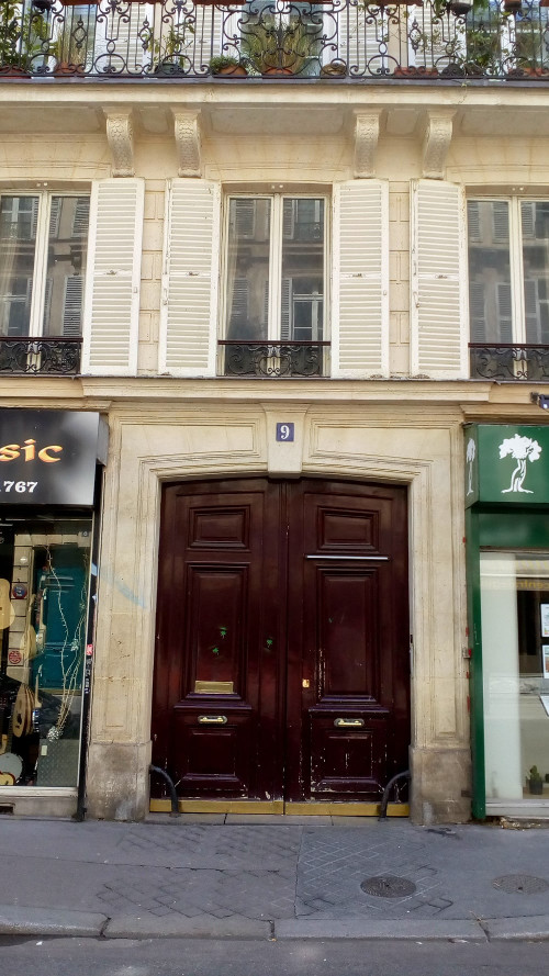 The brown double doors of 9 Rue de Douai Montmartre. This was Toulouse-Lautrec’s last Paris address. He lived on the first floor the windows of which are visible at the top of the picture.